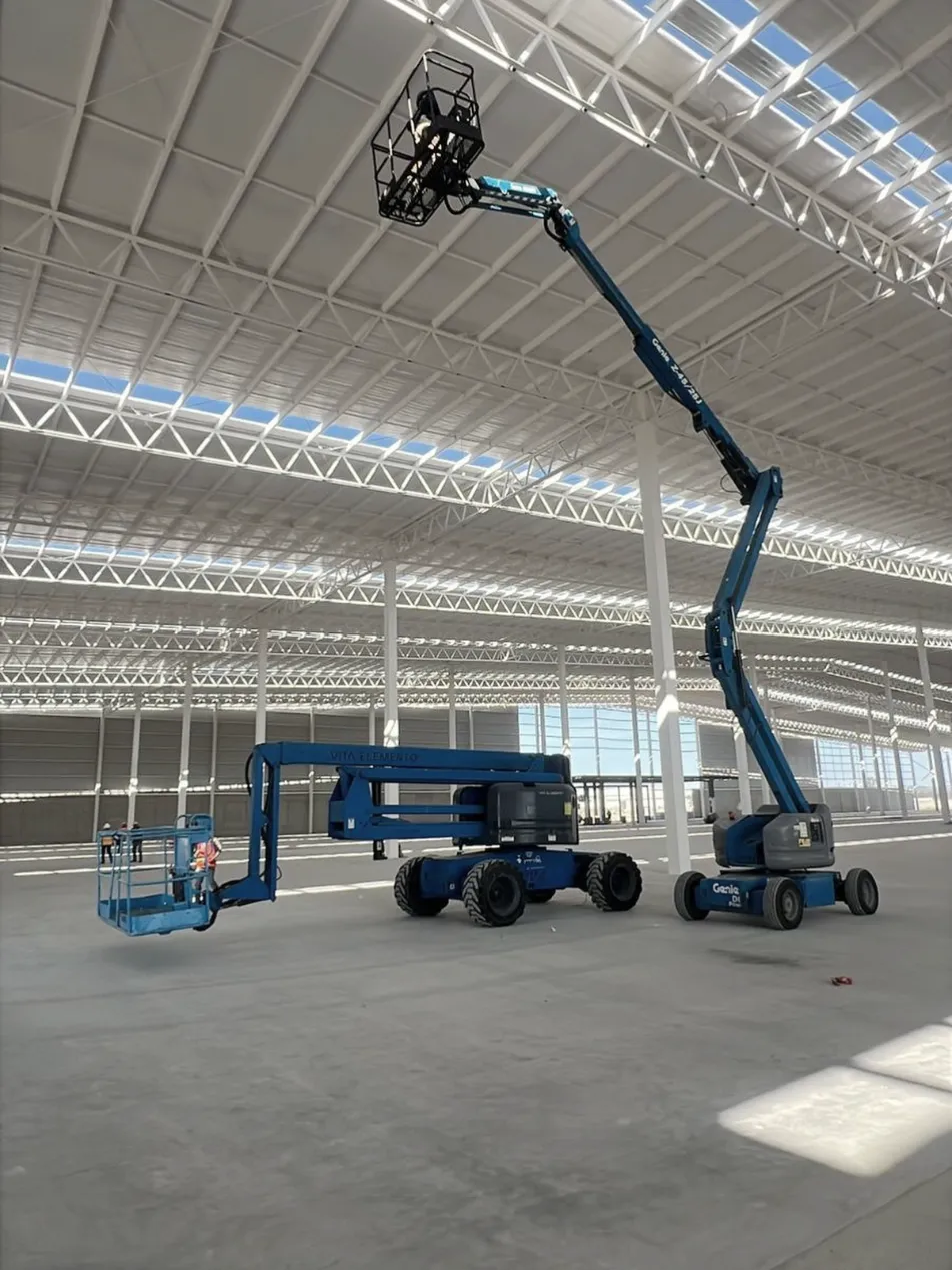 Plataformas articuladas trabajando dentro de una nave industrial