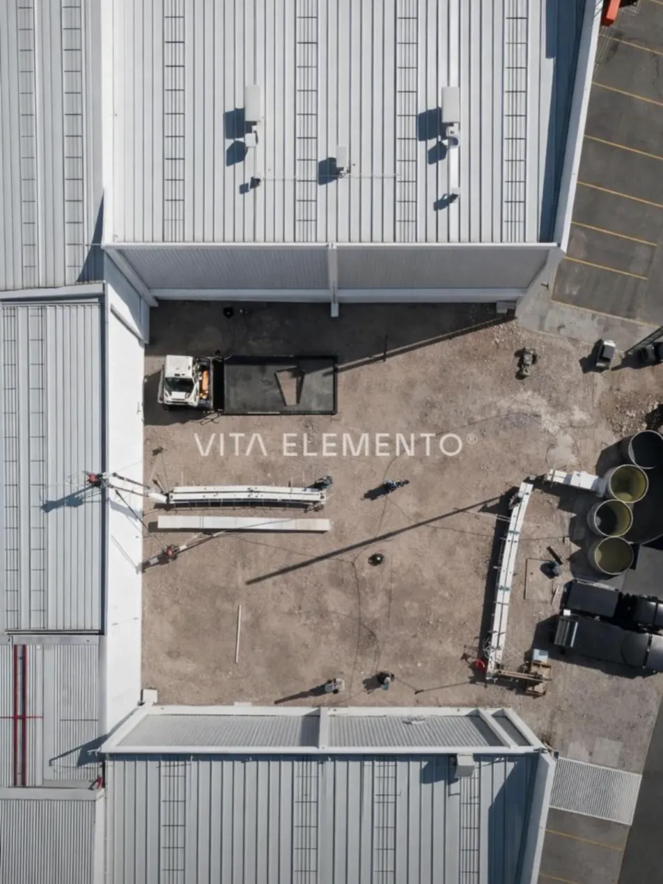 Vista aérea de una obra de Vita Elemento entre dos naves